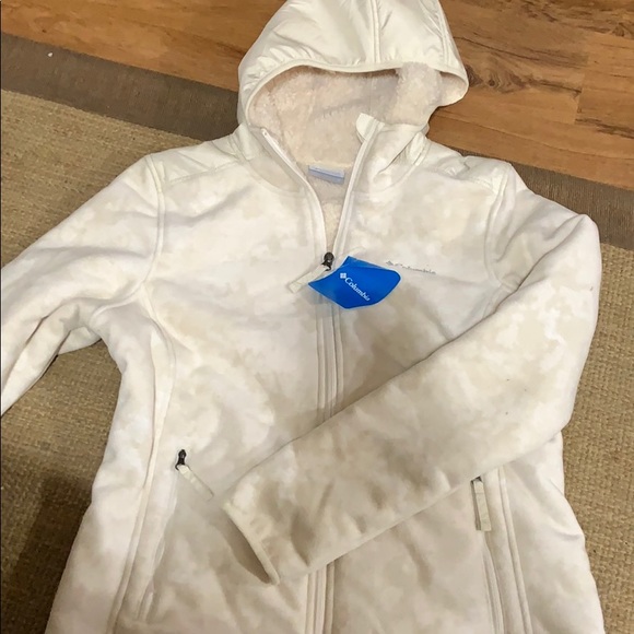 Columbia Sweaters - Brand new, light beige Columbia sweatshirt size M